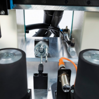 SM 206 – Potpuno automatska mašina za vijke za pričvršćivanje ploča s dvostrukom glavom