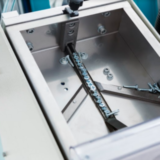 SM 206 – Potpuno automatska mašina za vijke za pričvršćivanje ploča s dvostrukom glavom